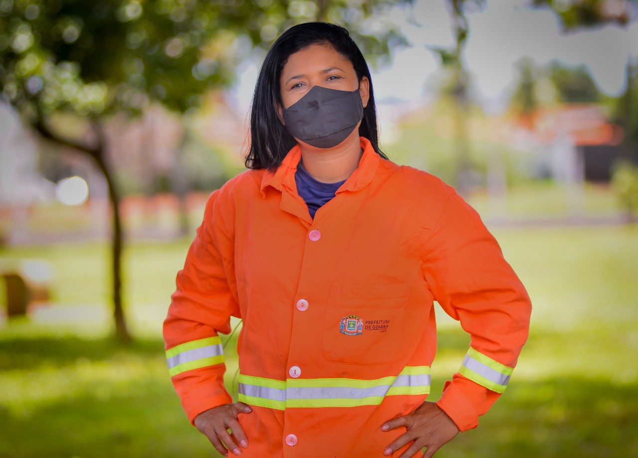 Arilda Pereira dos Santos, agente de limpeza urbana - gari da Comurg (Foto: Jucimar de Sousa/Mais Goiás)