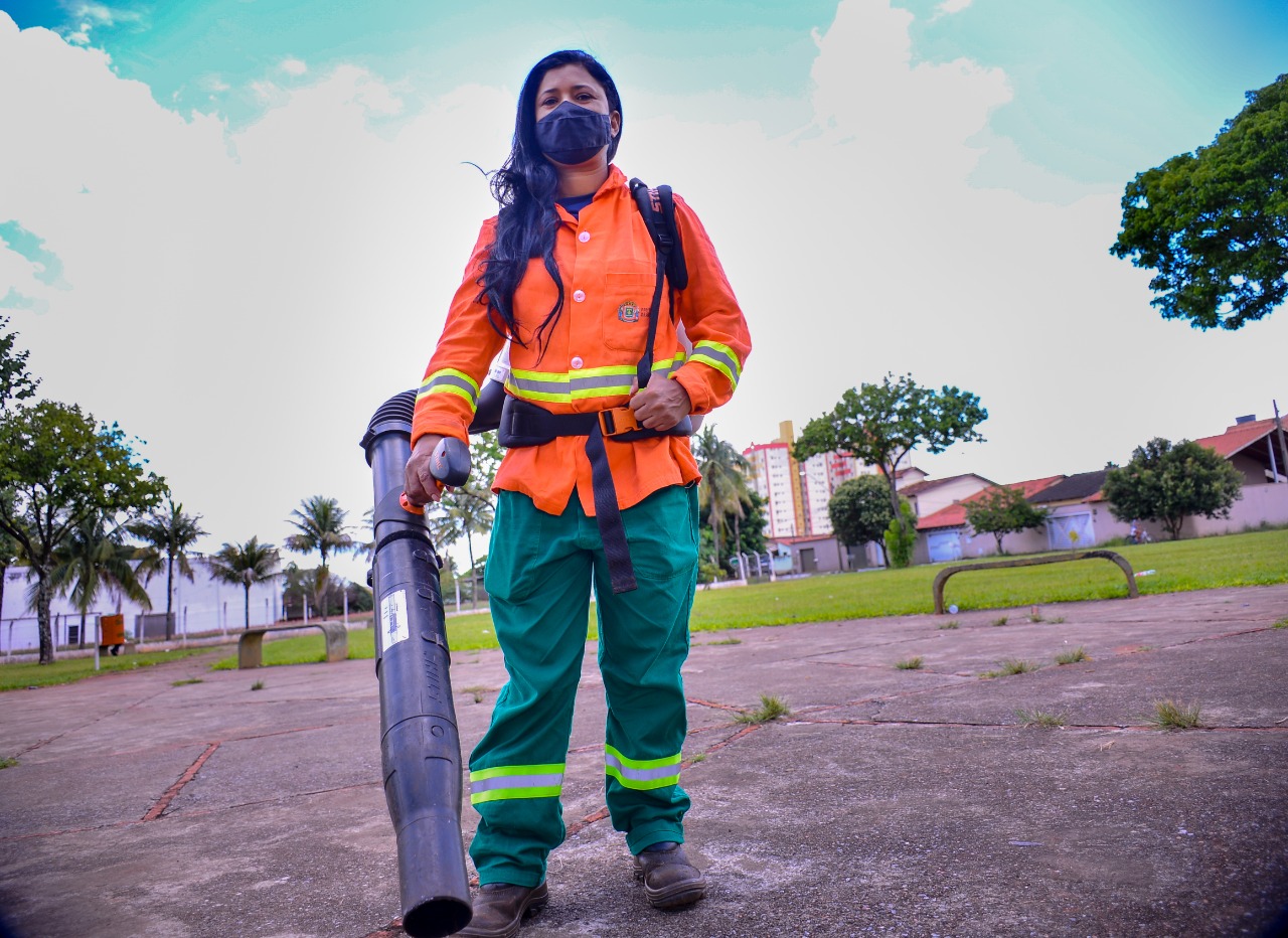 Arilda Pereira dos Santos, agente de limpeza urbana - gari da Comurg (Foto: Jucimar de Sousa/Mais Goiás)
