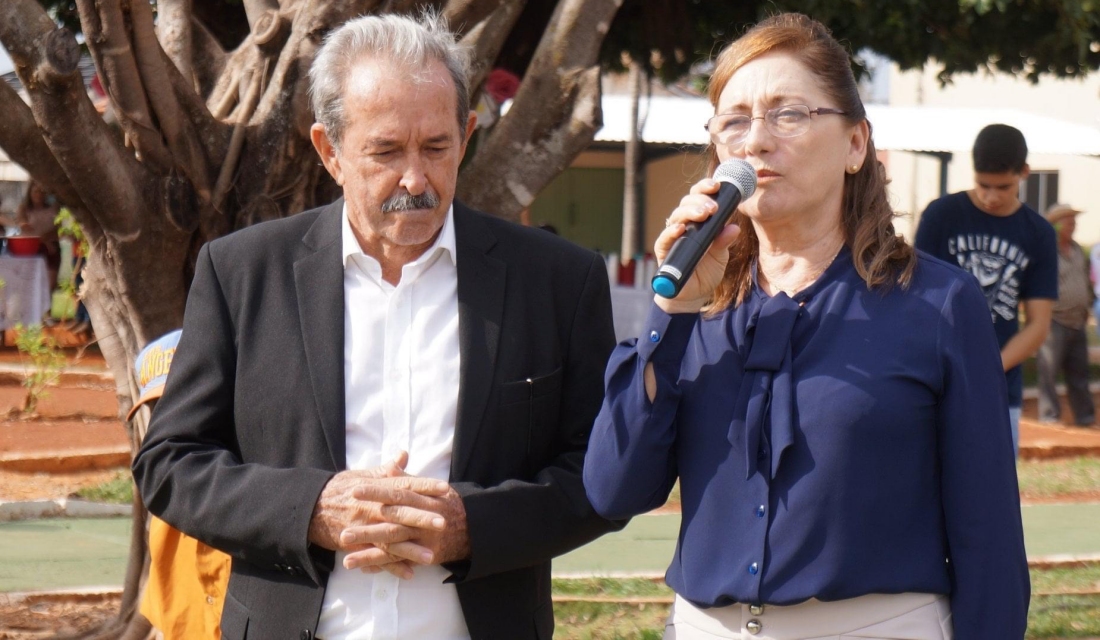 Ao microfone, a ex-primeira-dama de Fazenda Nova Terezinha Primo Ferreira, vítima da covid-19 (Foto: Facebook)