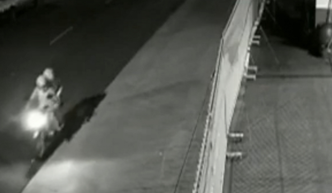 Homens atiram explosivo em posto de combustível em Rio Verde (Foto: Reprodução/TV Anhanguera/G1)