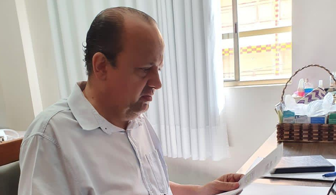 Caldas prorroga decreto restritivo até domingo, mas estuda projeto de flexibilização