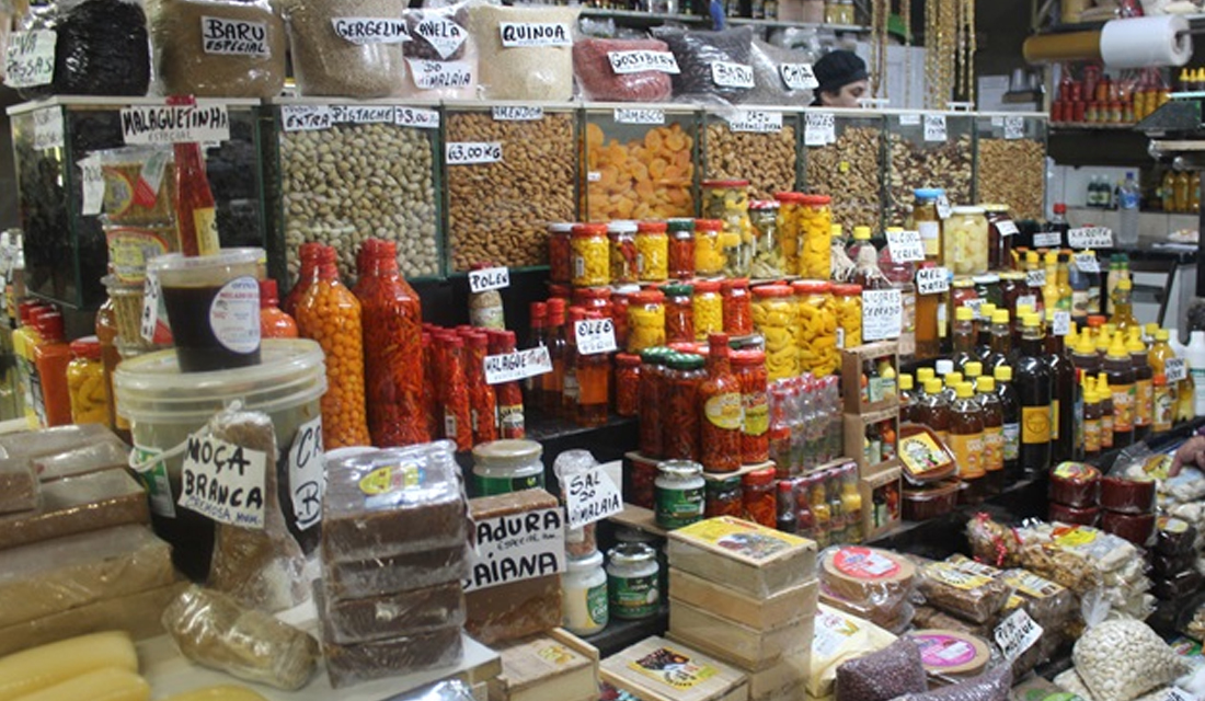 Comércios essenciais dentro de mercados municipais podem funcionar