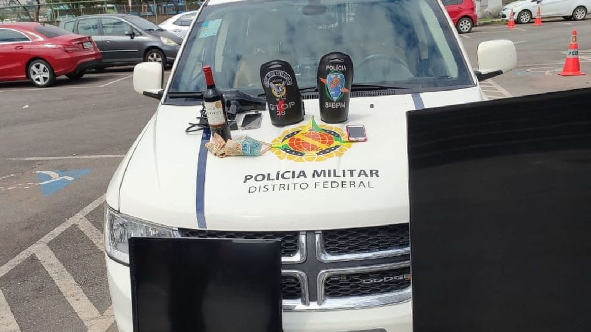 Imagens de câmeras de segurança registraram o momento em que dois homens saem do quarto levando as duas televisões enrolados em lençóis