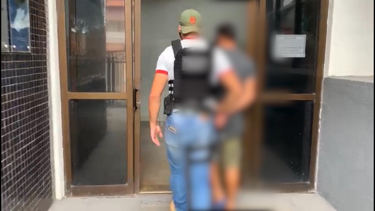 Suspeito detido pela polícia em Anápolis (Foto: Divulgação)