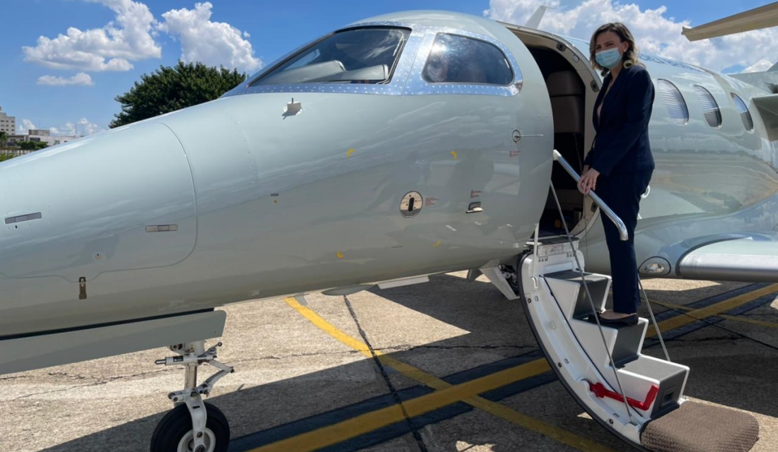 Médica goiana Ludhmilla Hajjar no aeroporto de Congonhas, na manhã deste domingo, a caminho de Brasília (Foto: Divulgação)