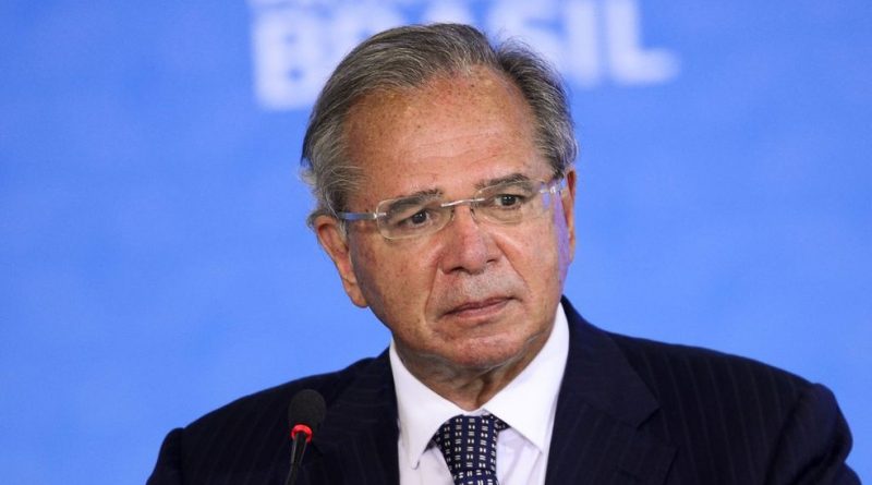 Paulo Guedes com olhar vazio