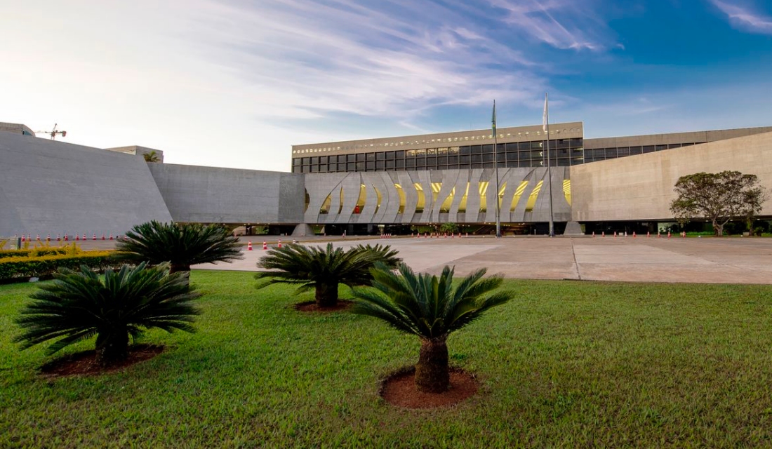 Justiça libera de restrições acusado de plantar cinco pés de maconha em casa