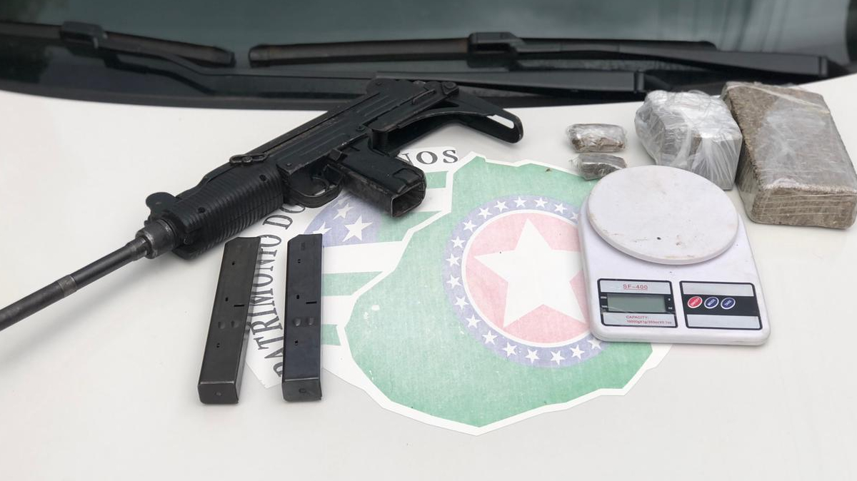 Além da arma, foram encontrados com o jovem 1 quilo de maconha, uma balança de precisão e mais dois carregadores