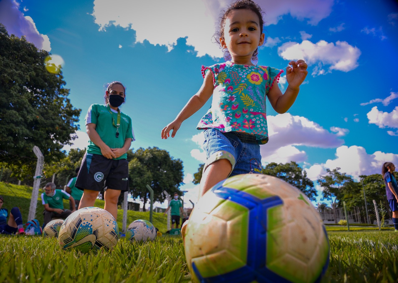 Ana Júlia Menezes Rocha Herzog, preparadora física do Goiás Esporte Clube e a filha Agnes, de 2 anos (Foto: Jucimar de Sousa/Mais Goiás)