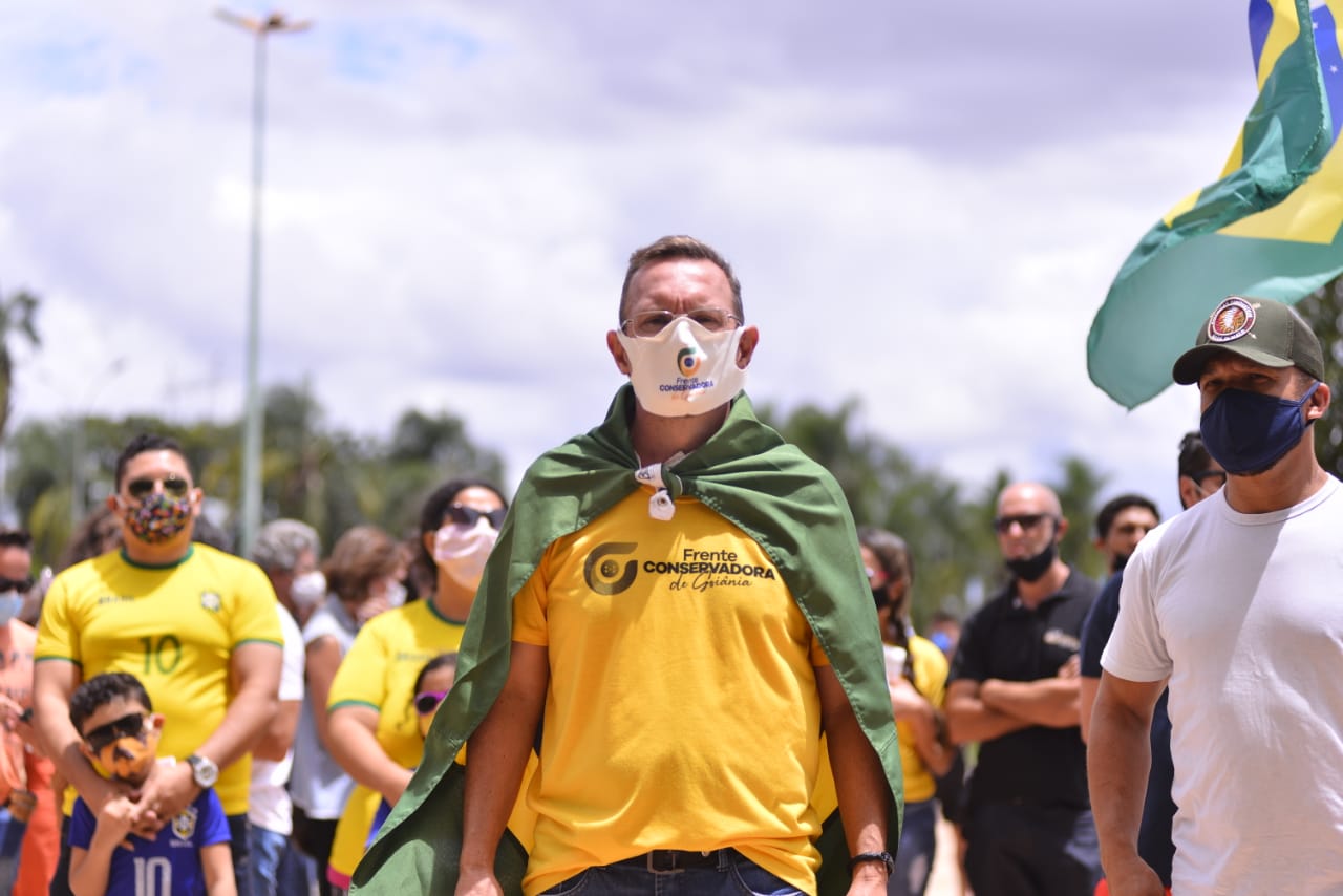 Jeniffer Crecci liderou os protestos nesta manhã (Foto: Jucimar de Sousa/Mais Goiás)