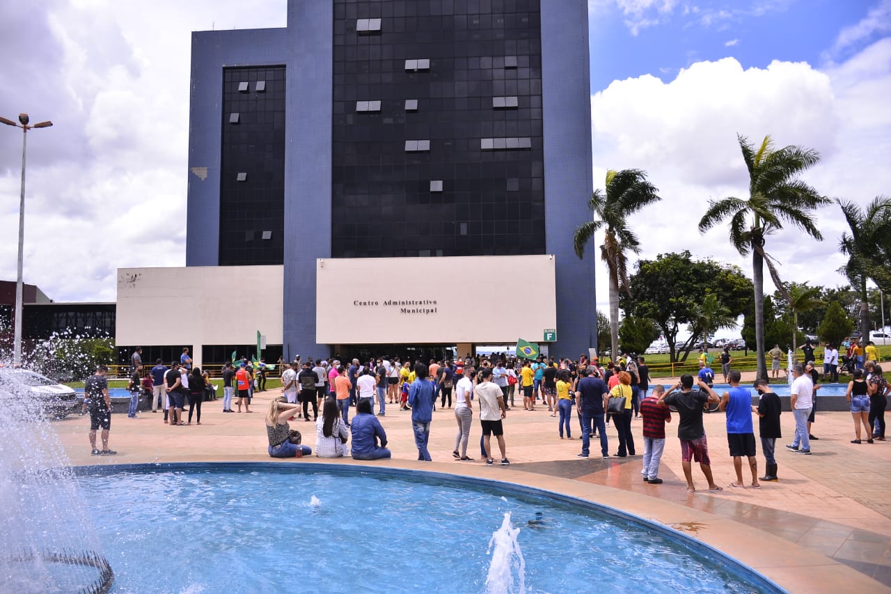 Aglomeração na frente da sede da Prefeitura de Goiânia (Foto: Jucimar de Sousa/Mais Goiás)