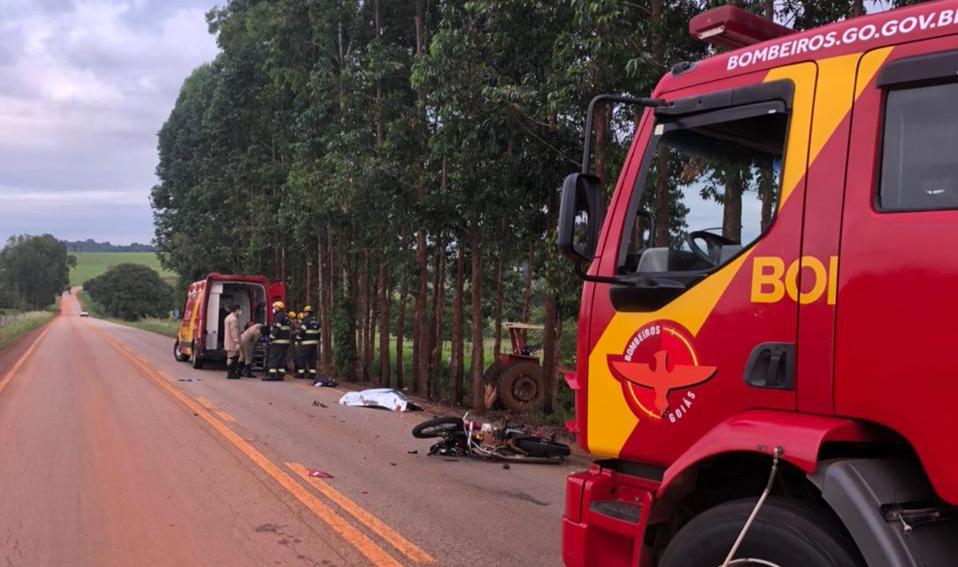 Colisão entre motocicleta e trator deixa um pessoa morta e outra ferida em Inhumas