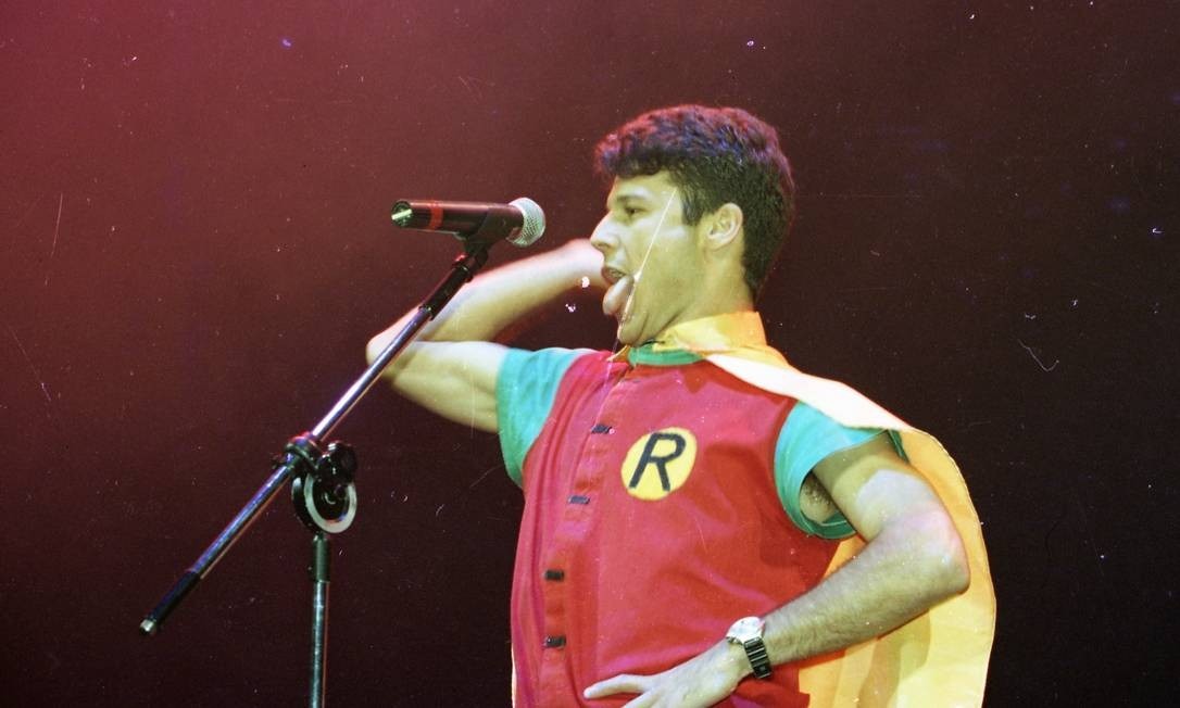 Mamonas Assassinas: família autoriza holograma e voz artificial de Dinho