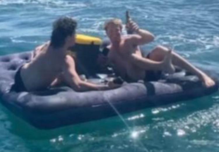 Após forte ventania, dupla fica 3h à deriva com colchão inflável e cervejas