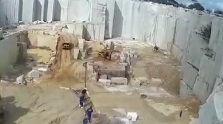 Funcionários se salvam antes de caminhão tombar em uma vala no CE - Um caminhão carregado de areia tombou em uma vala e por pouco não deixou feridos, no Ceará. Dois funcionários