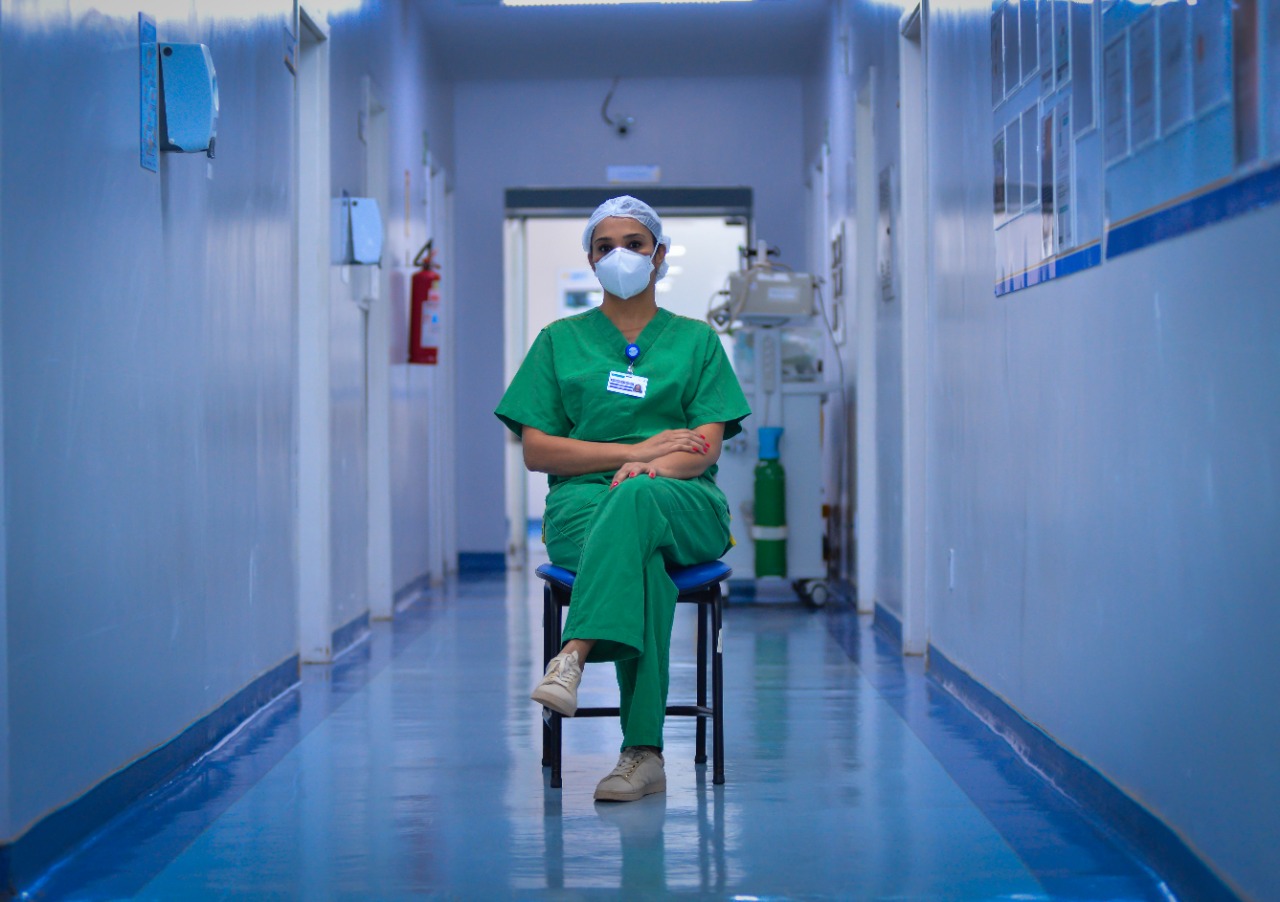 A enfermeira do Hospital Estadual de Doenças Tropicais de Goiás (HDT), Rosimeira Pereira Gonçalves, de 43 anos. (Foto: Jucimar de Sousa / Mais Goiás)