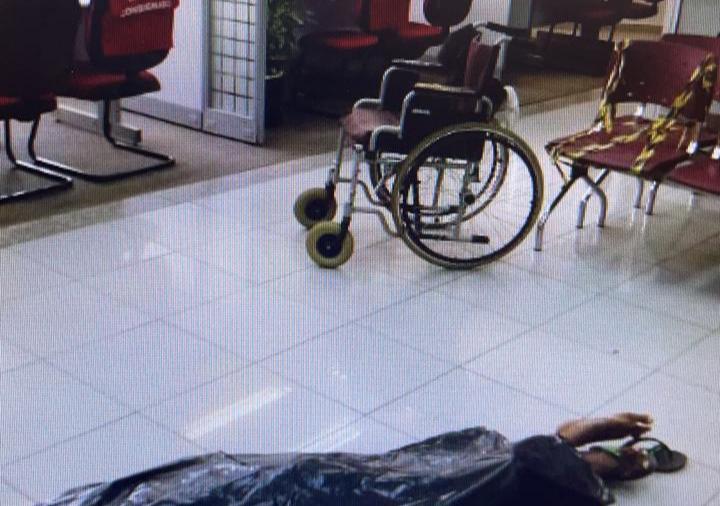 Polícia suspeita de homicídio no caso da mulher que levou marido morto ao banco