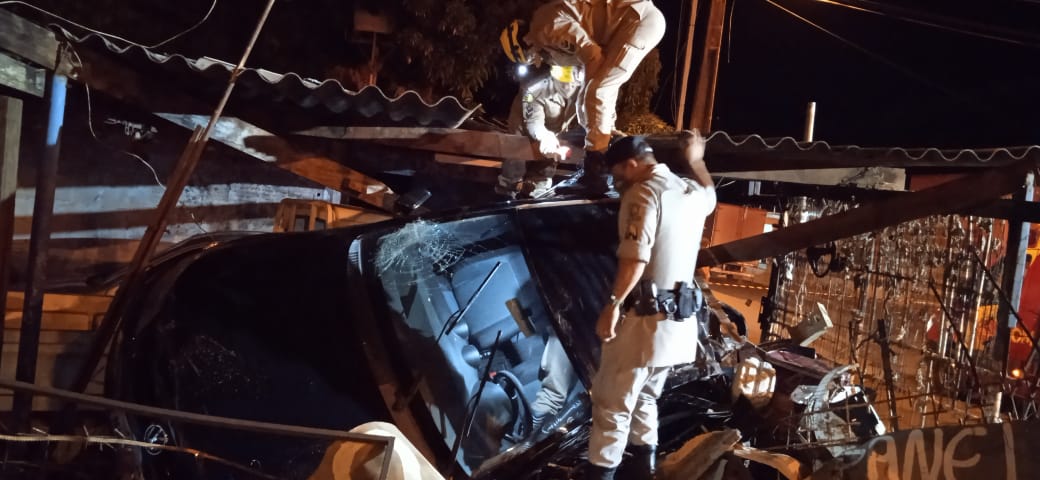 Jovem fica ferido após perder o controle do carro e bater em poste