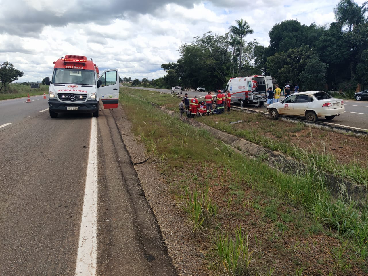 Motorista sem cinto capota carro e morre em acidente na BR-060 em Abadiânia