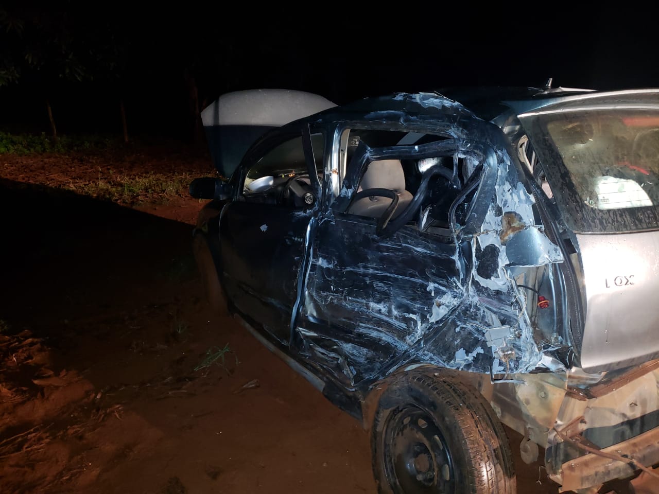 Colisão entre caminhão e carro causa morte de garota de 14 anos BR-452