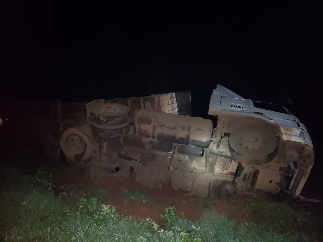 Colisão entre caminhão e carro causa morte de garota de 14 anos BR-452 (Foto: Reprodução/PRF)