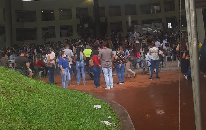 O credenciamento de profissionais da saúde para o combate da Covid-19 tem gerado tumulto e aglomeração no Paço Municipal de Goiânia. Foto: reprodução
