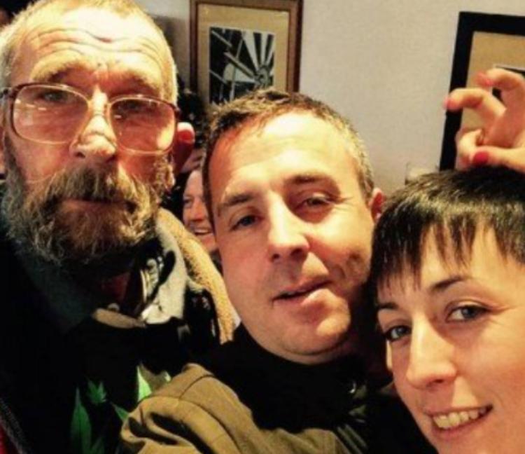 Irmãos cumprem desejo e despejam cinzas do pai com cerveja em ralo de pub