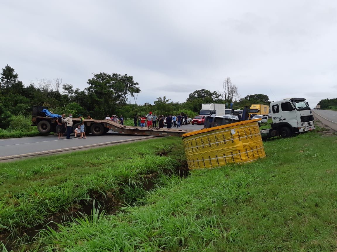 Colisão entre dois caminhões deixa pista da BR-153 parcialmente interditada