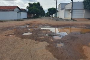 Moradores denunciam série de buracos em Itapuranga (Foto: Divulgação/Leitores)