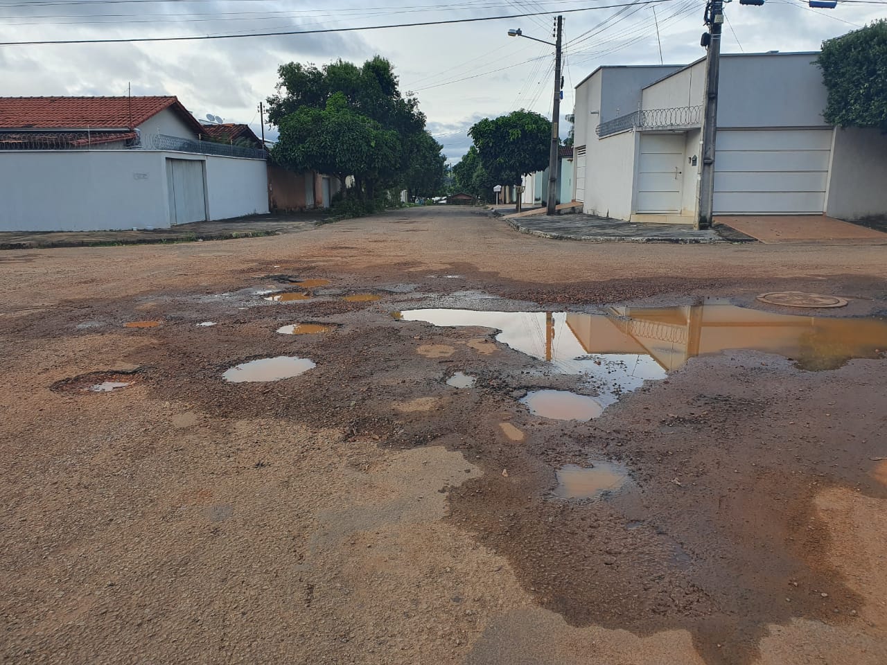 Moradores denunciam série de buracos em Itapuranga (Foto: Divulgação/Leitores)