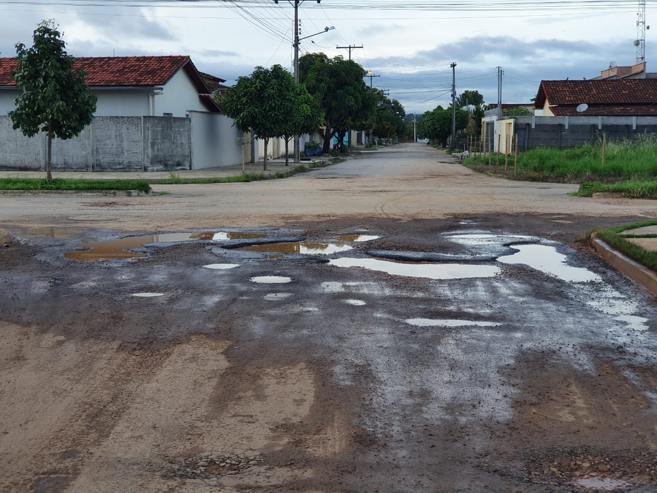 Moradores denunciam série de buracos em Itapuranga (Foto: Divulgação/Leitores)