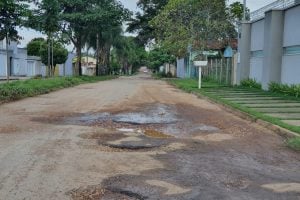 Moradores denunciam série de buracos em Itapuranga (Foto: Divulgação/Leitores)