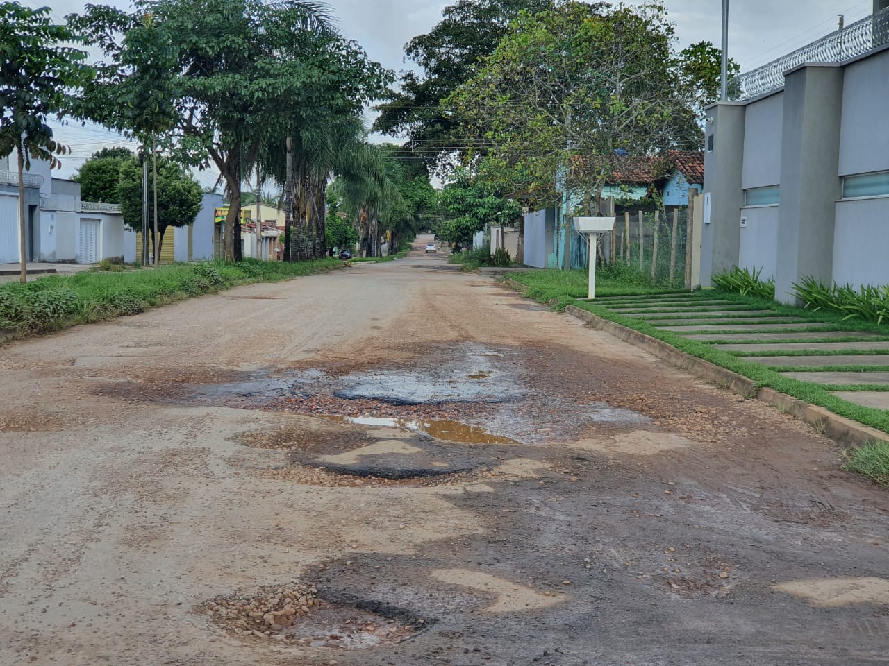 Moradores denunciam série de buracos em Itapuranga (Foto: Divulgação/Leitores)