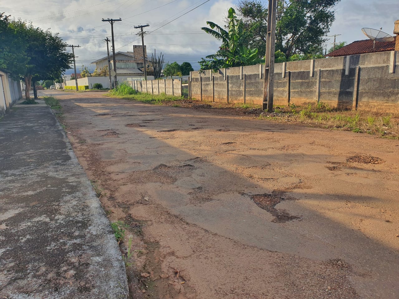 Moradores denunciam série de buracos em Itapuranga (Foto: Divulgação/Leitores)