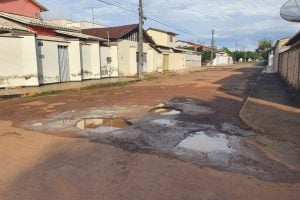 Moradores denunciam série de buracos em Itapuranga (Foto: Divulgação/Leitores)