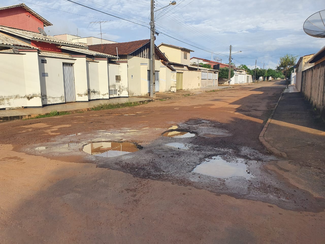 Moradores denunciam série de buracos em Itapuranga (Foto: Divulgação/Leitores)