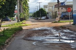 Moradores denunciam série de buracos em Itapuranga (Foto: Divulgação/Leitores)