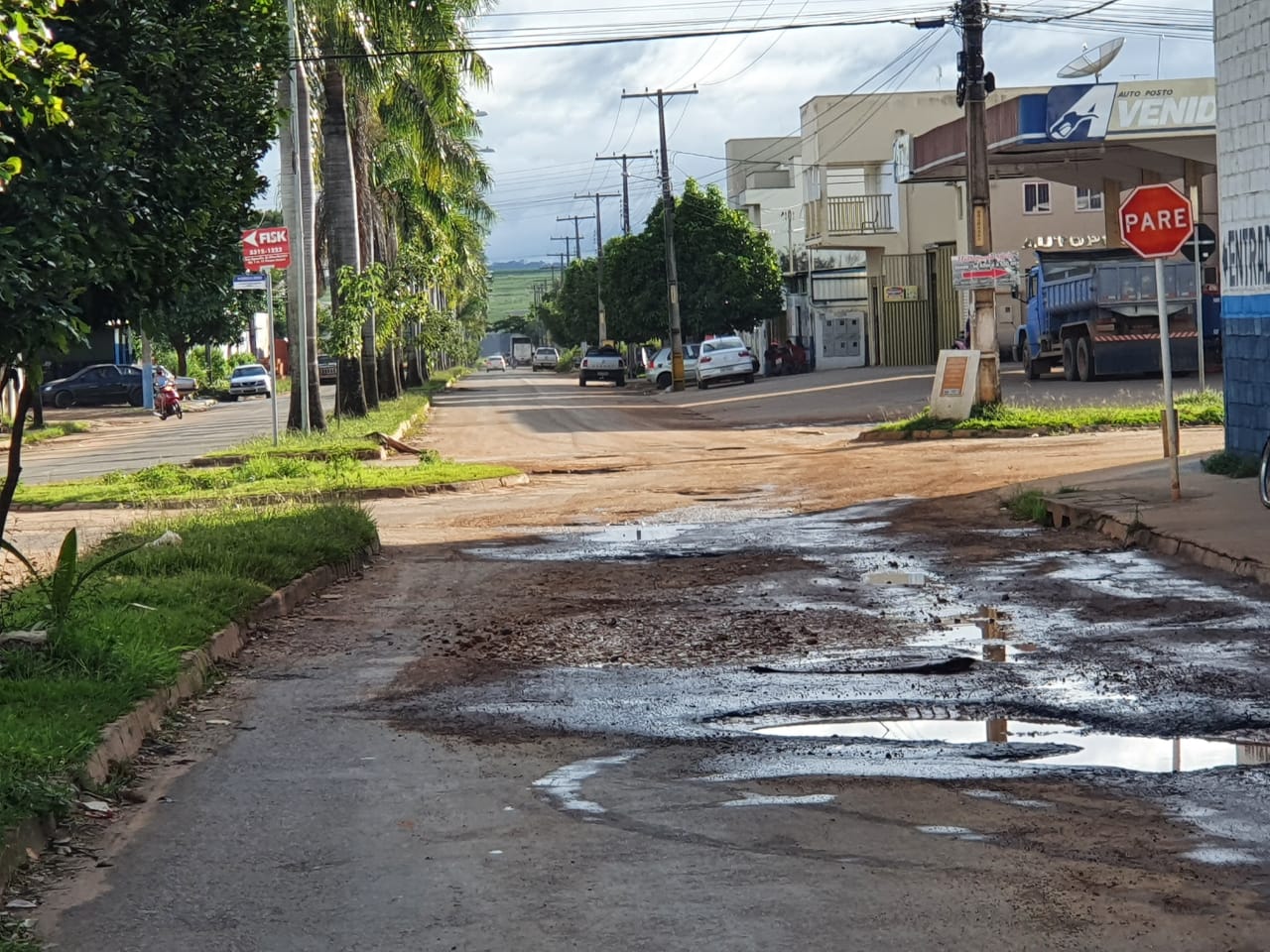 Moradores denunciam série de buracos em Itapuranga (Foto: Divulgação/Leitores)
