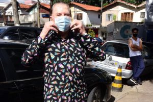 Silvio Santos toma 2ª dose da vacina contra Covid-19; veja fotos