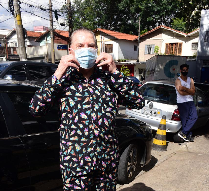 Silvio Santos toma 2ª dose da vacina contra Covid-19; veja fotos