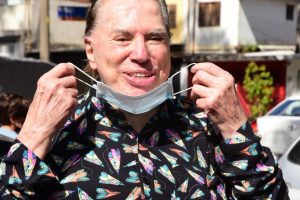 Silvio Santos toma 2ª dose da vacina contra Covid-19; veja fotos