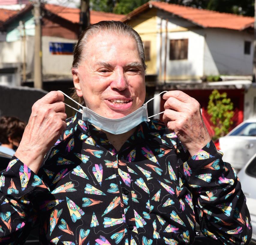 Silvio Santos toma 2ª dose da vacina contra Covid-19; veja fotos