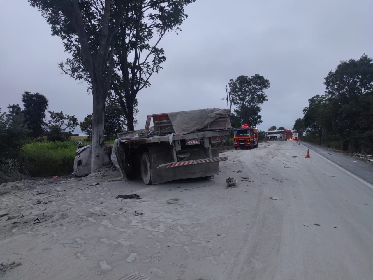 Acidente entre ônibus e carreta interdita parte da BR-153 em Campinorte (Foto: Divulgação/PRF)