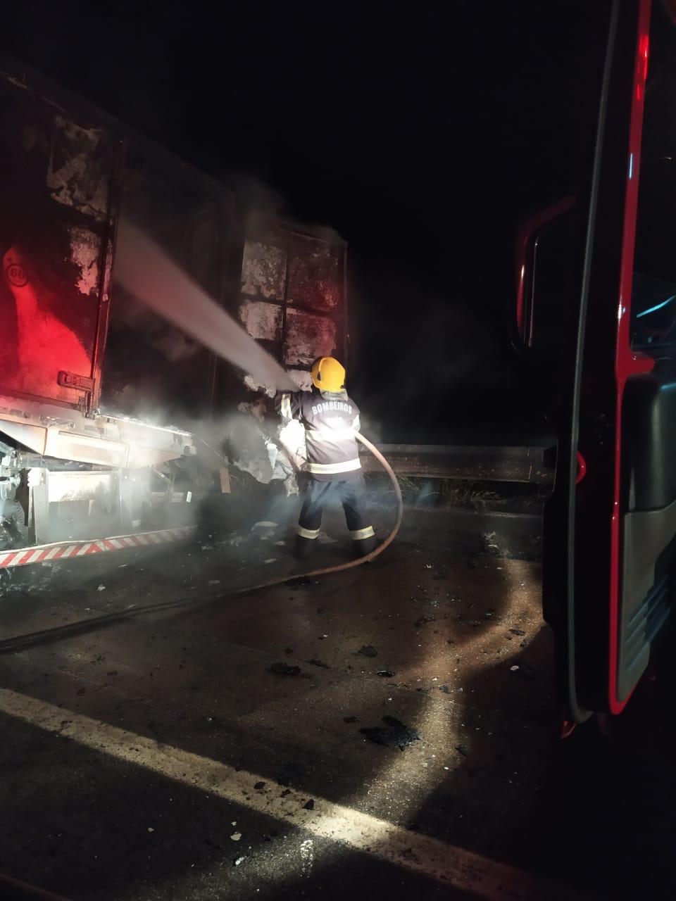 Caminhão carregado de frango pega fogo BR-060, em Varjão (Foto: Divulgação/Corpo de Bombeiros)