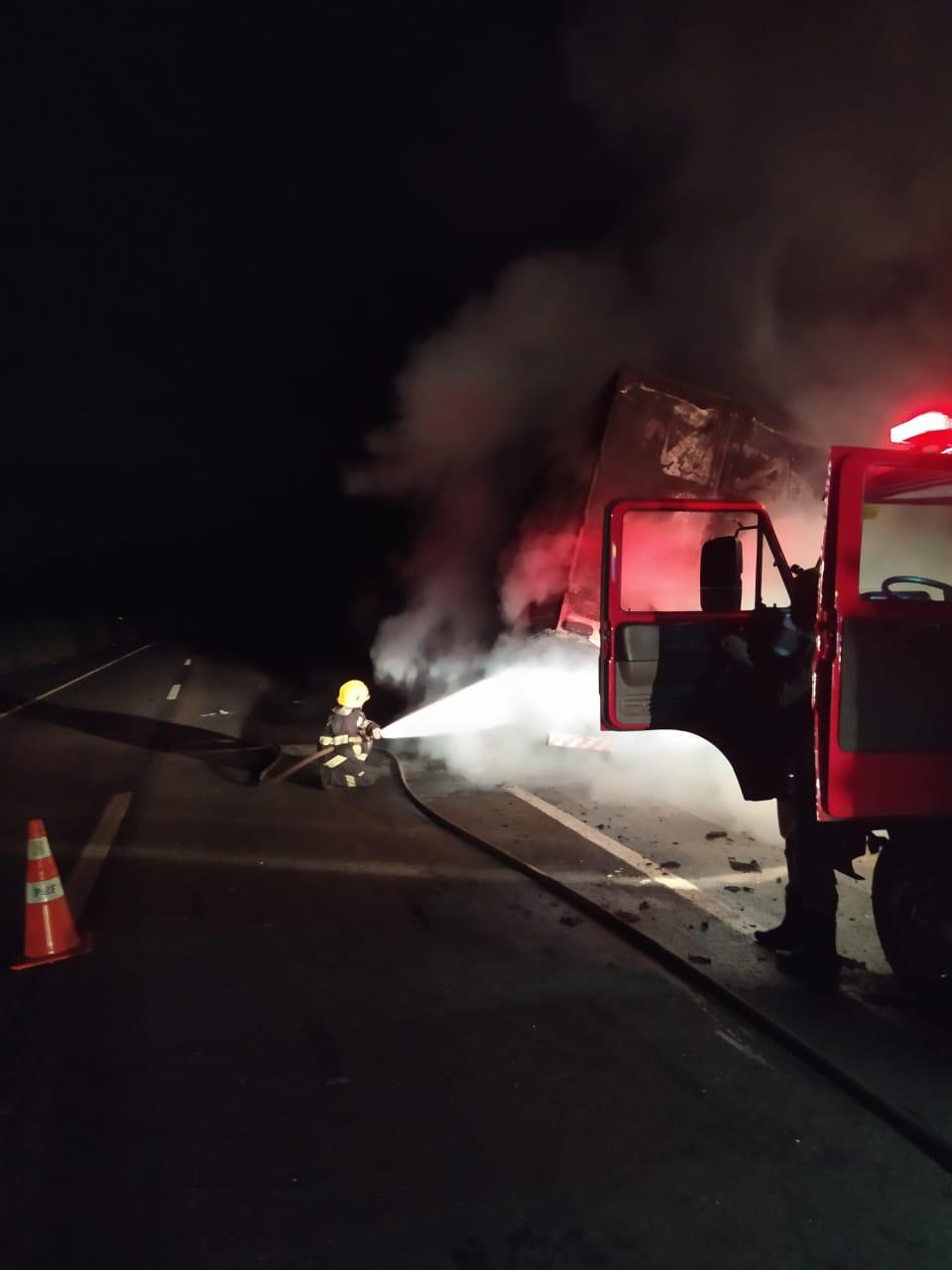 Caminhão carregado de frango pega fogo BR-060, em Varjão (Foto: Divulgação/Corpo de Bombeiros)