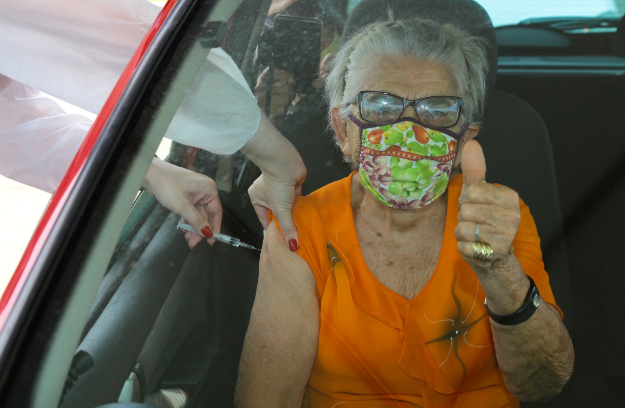 Vacinação em idosos em Aparecida (Foto: Enio Medeiros - Secom/Aparecida)