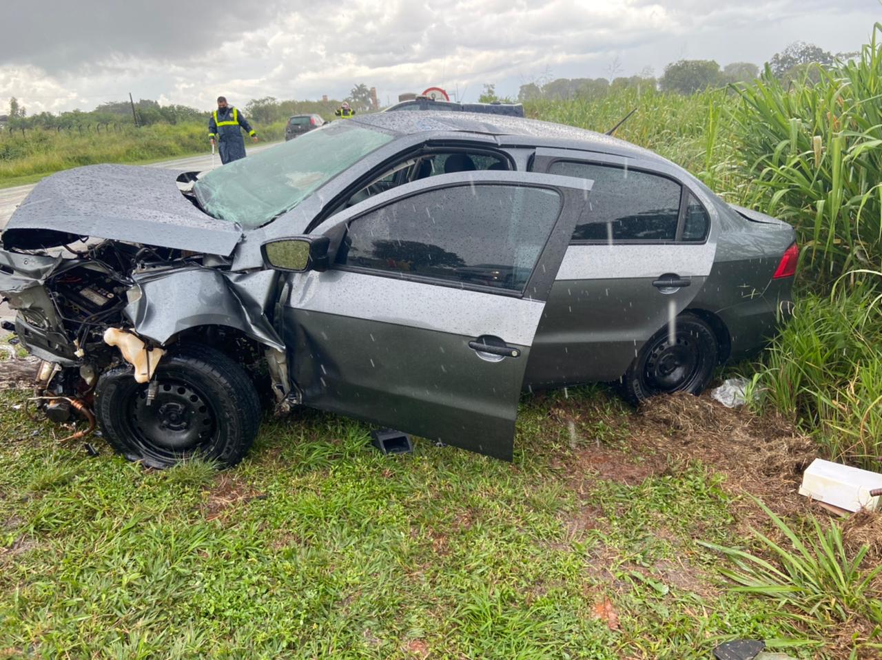 Um grave acidente envolvendo dois carros de passeio resultou na morte de um idoso de 66 anos, na BR-050, em Catalão. (Foto: divulgação/Corpo de Bombeiros)