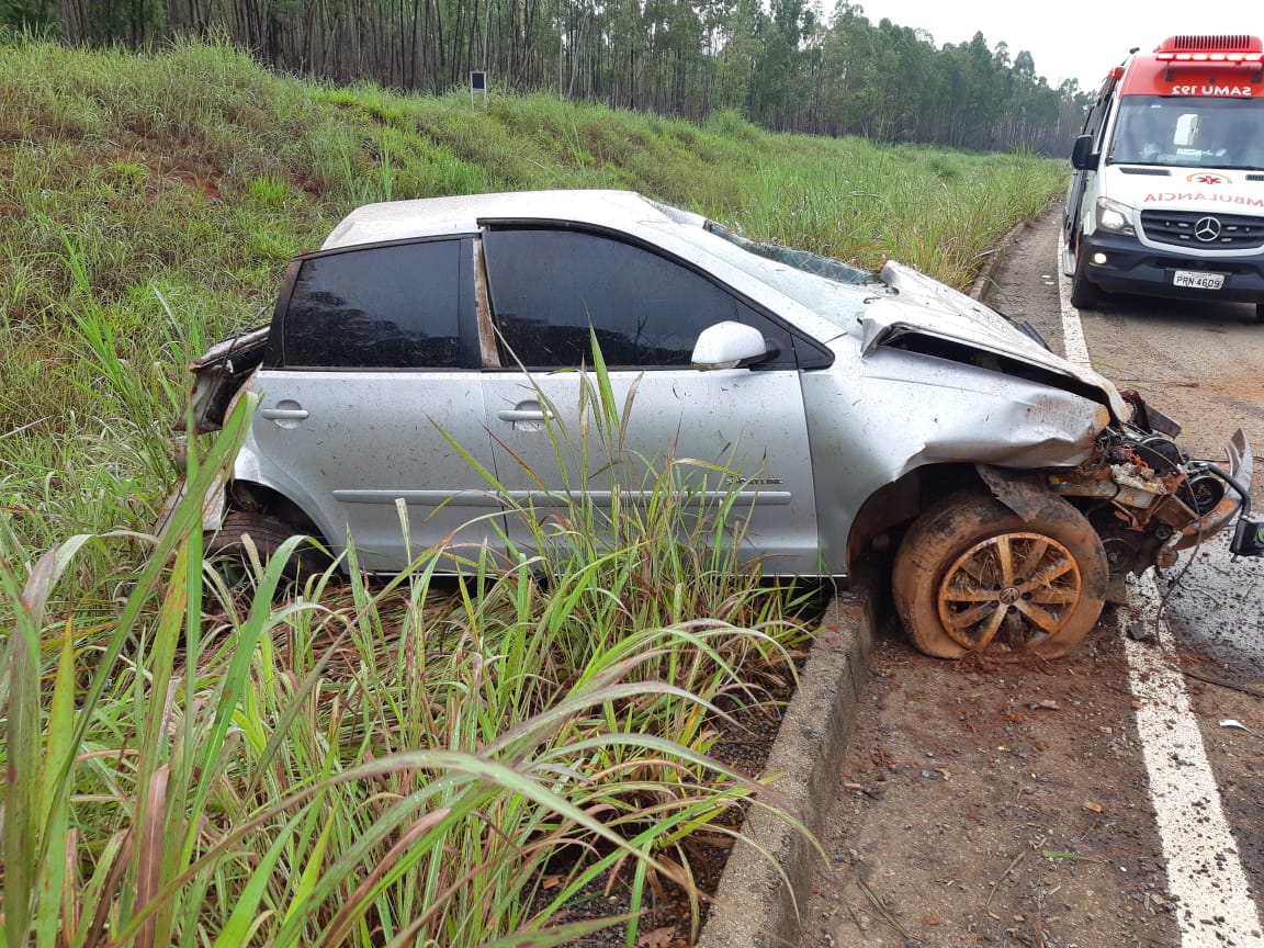 O veículo teve sucessivos capotamentos, saiu da pista e foi parar no canteiro central, segundo a Polícia Rodoviária Federal