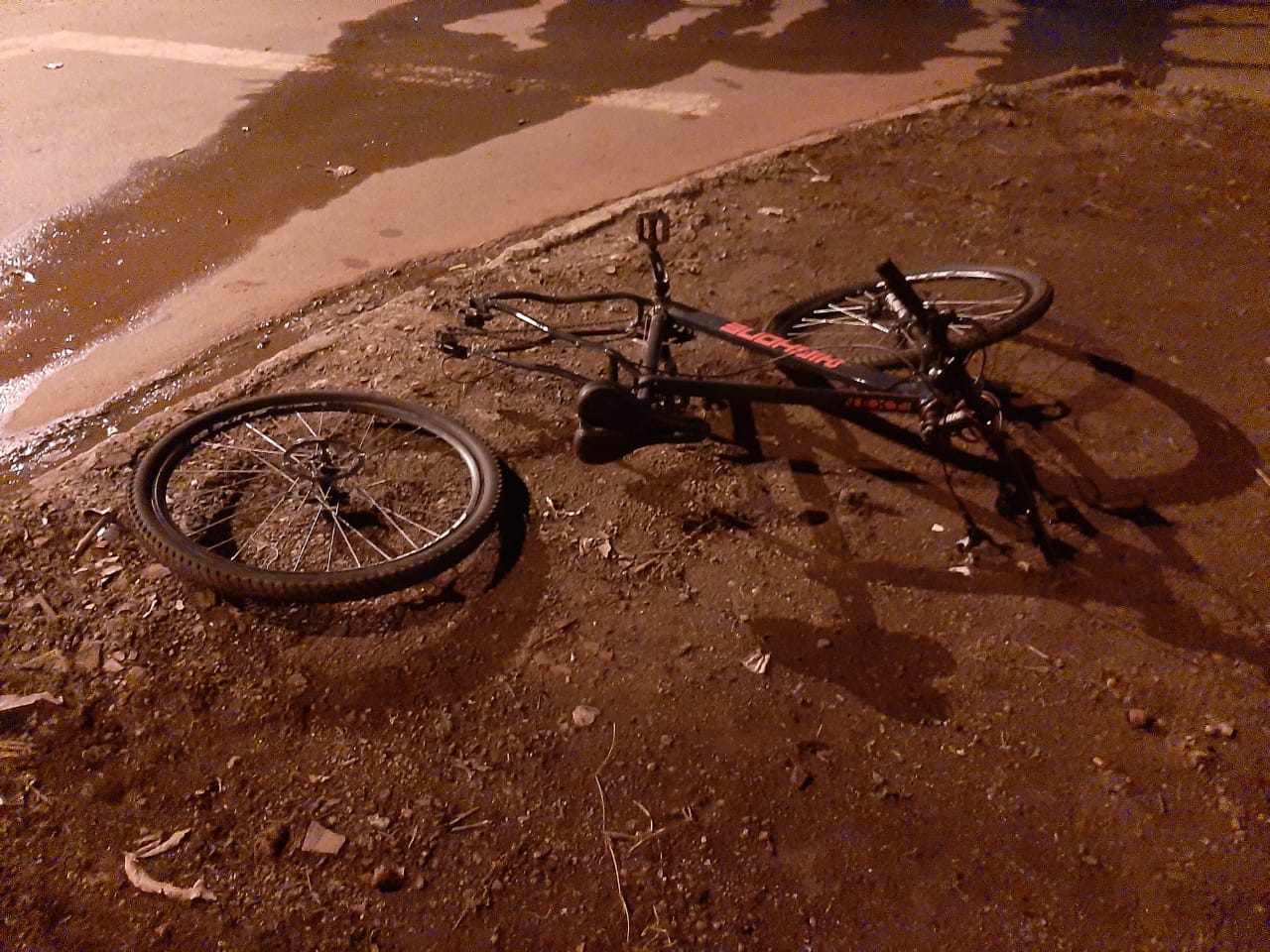 Um vídeo de câmeras de segurança registrou o momento do acidente, em que é possível ver o momento em que a vítima é atingida