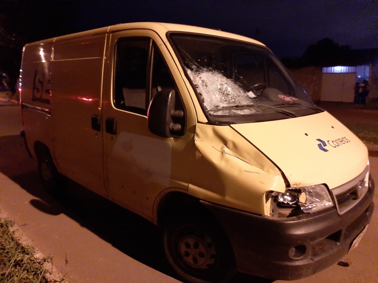 Um vídeo de câmeras de segurança registrou o momento do acidente, em que é possível ver o momento em que a vítima é atingida